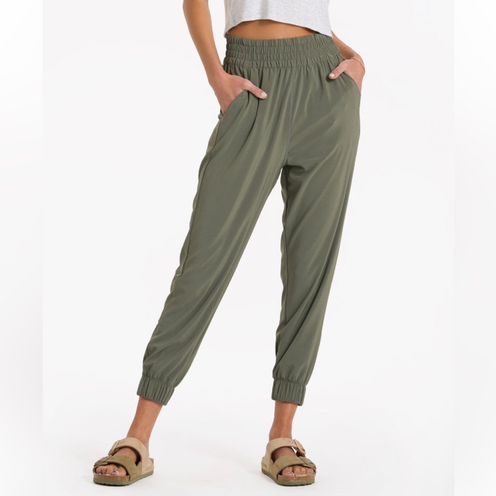 Vuori Villa Jogger in Army Green